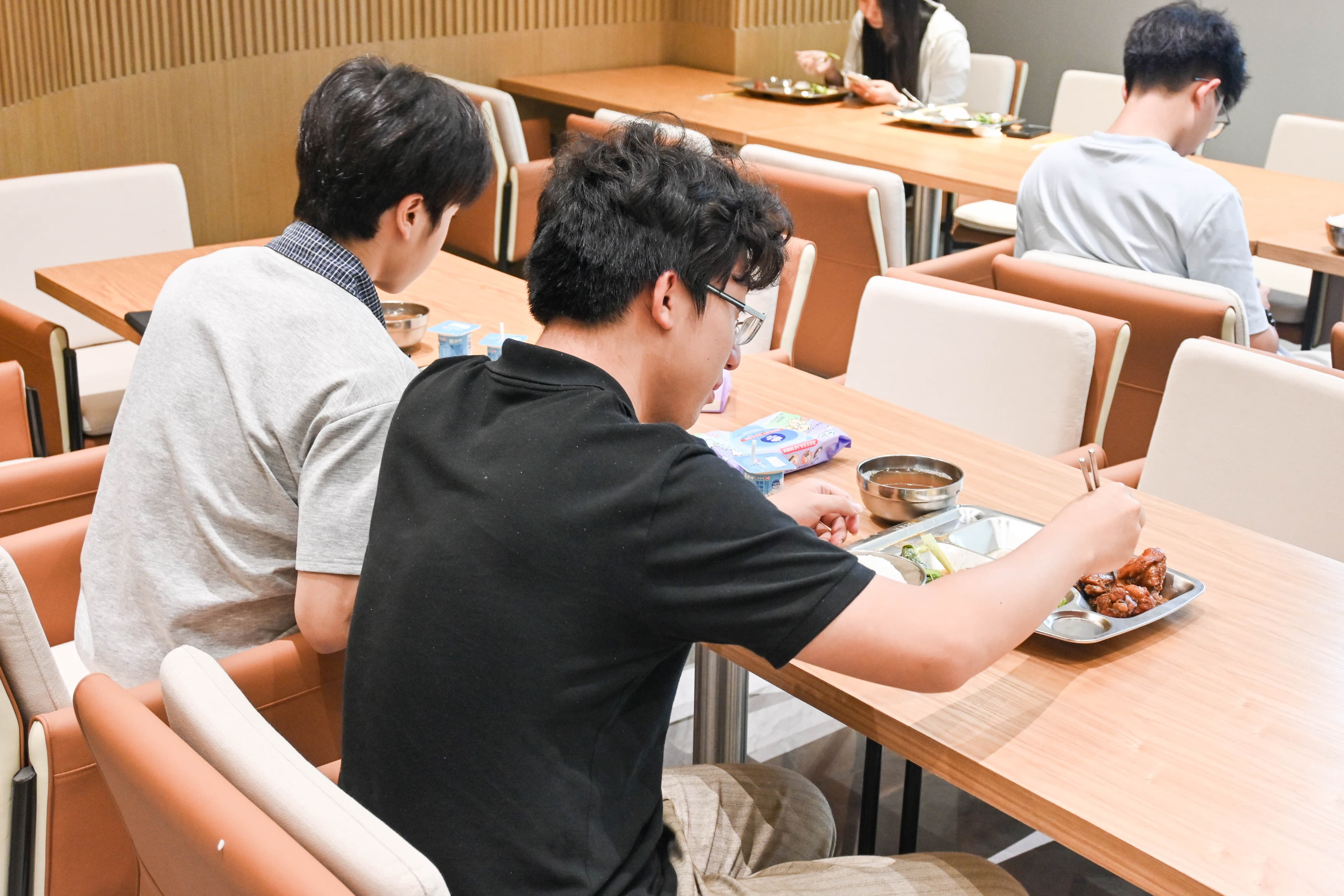 Apex Preparatory Academy 学生在餐厅交流
